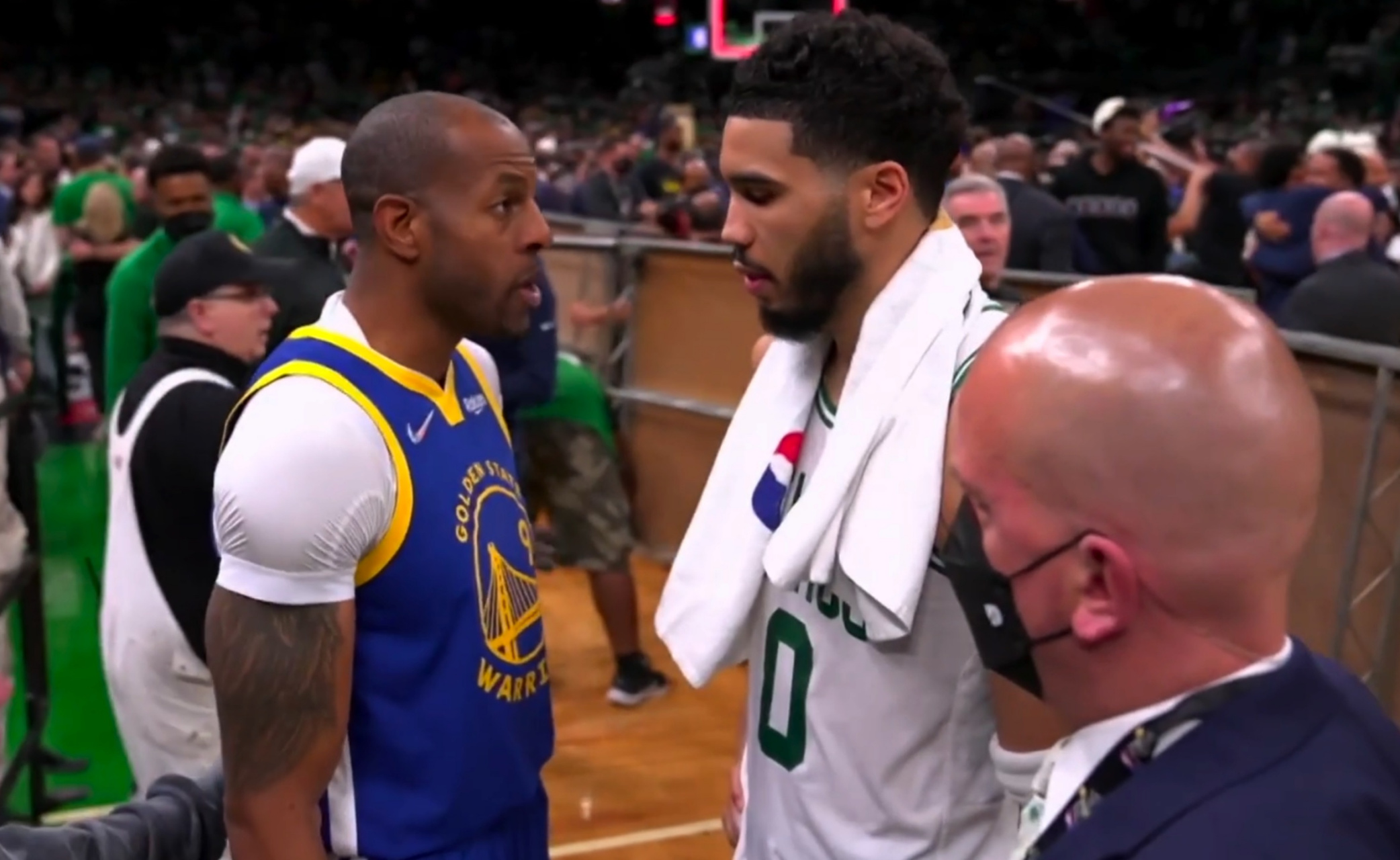 包含今晚波士顿凯尔特人备战亚冠;更衣室发声细节曝光;质疑声仍在;更衣室氛围转暖的词条 包含今晚波士顿凯尔特人备战亚冠;更衣室发声细节曝光;质疑声仍在;更衣室氛围转暖的词条