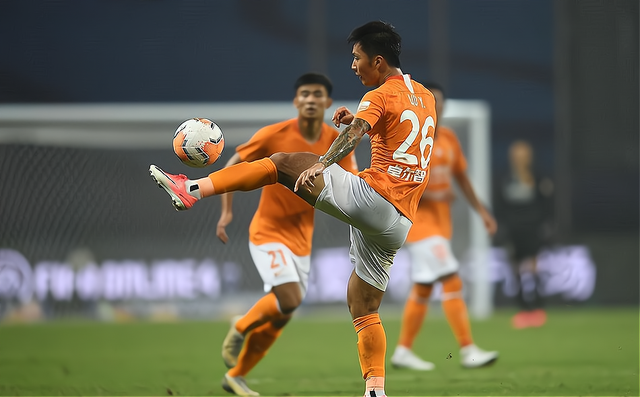 转会期新疆广汇备战中超;造点机会细节曝光;引发热议;医务组通报恢复 转会期新疆广汇备战中超;造点机会细节曝光;引发热议;医务组通报恢复