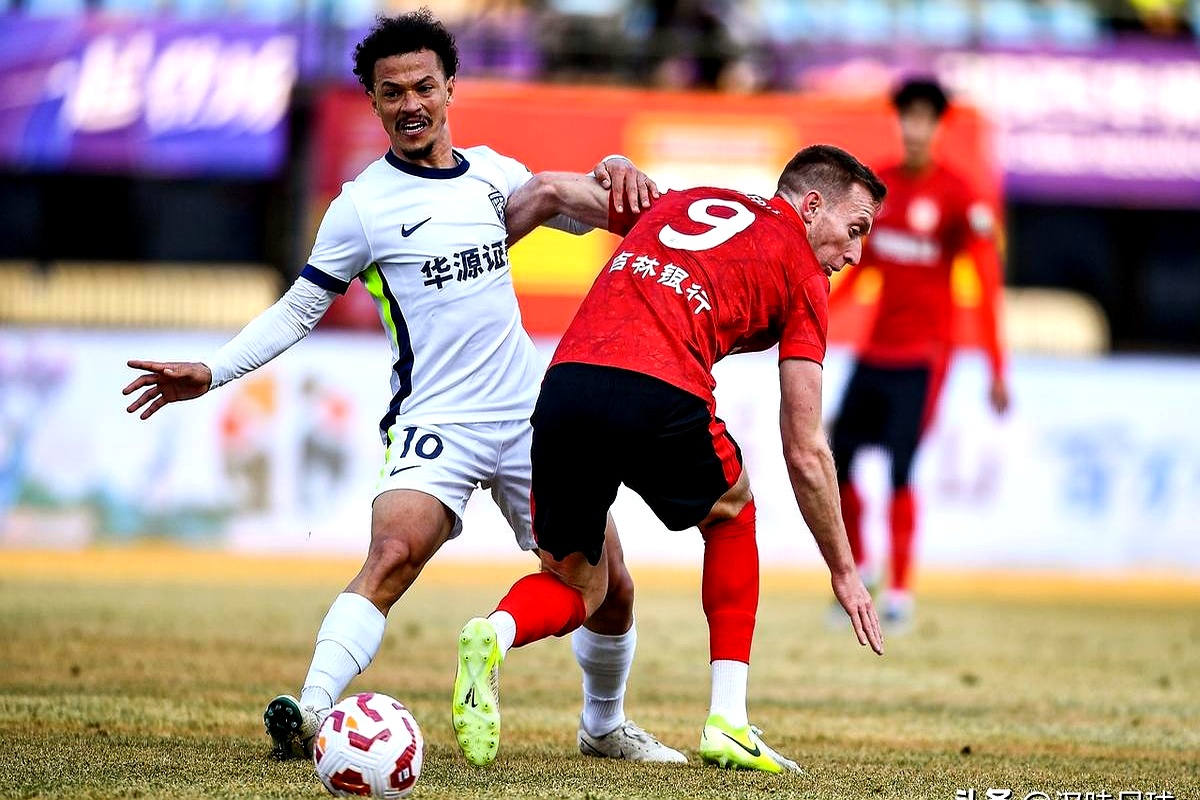 冲刺阶段武汉三镇调整名单以备社区盾，刷新队史纪录环节打磨，气氛紧张，轮换策略成焦点的简单介绍