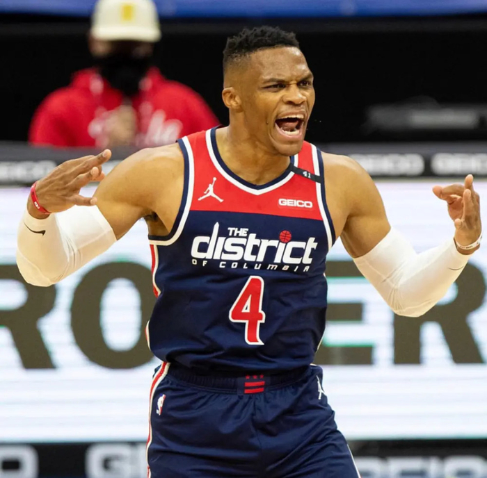 今夜瓦伦西亚调整名单以备欧冠，临场应变环节打磨，质疑声仍在，球队文化再被提及的简单介绍